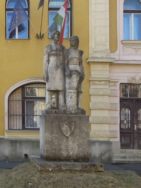 osszefogas-szobra-01